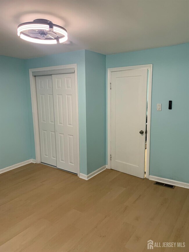 Building Photo - 47 Holly St