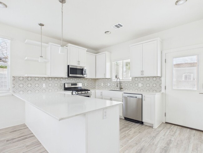 Building Photo - Modern Freestanding Condo with Private Yard Near Downtown Austin