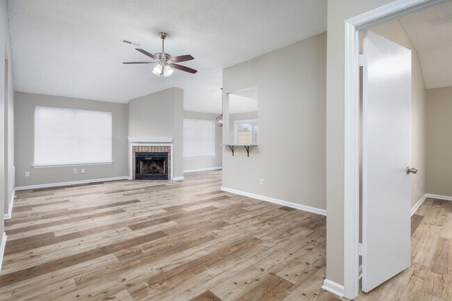 Building Photo - 117 Willow Bluff Dr