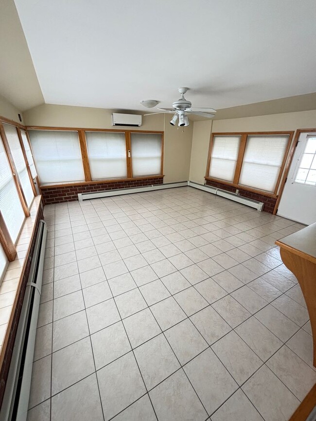 Building Photo - Spacious 3br Home for rent located in Whit...