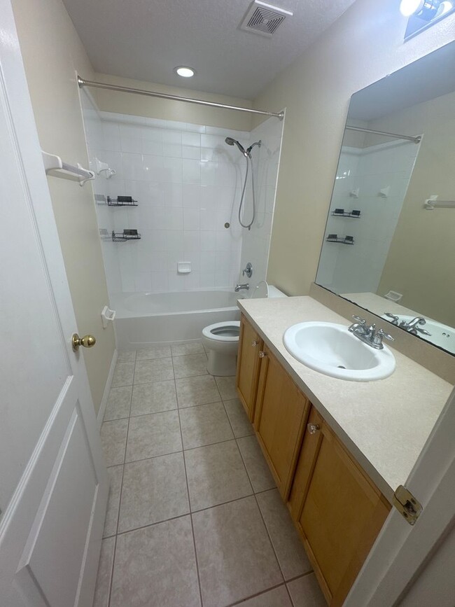 Building Photo - Lovely Large 5/4 Pool Home in West Haven