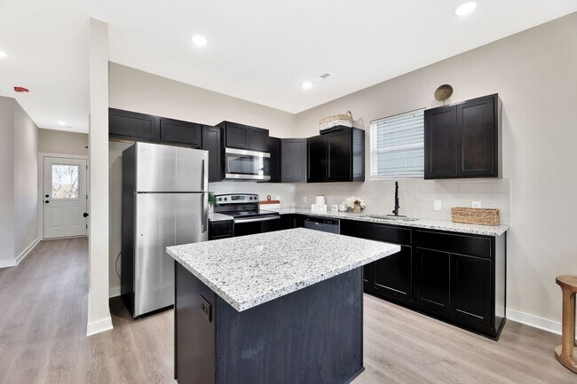 Building Photo - 5409-11 Bressler Dr