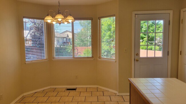 Building Photo - 4 Bed 3 Bath off Dublin/Powers w/AC- Avail...