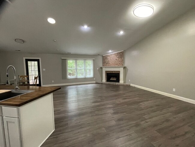 Building Photo - Newly Renovated Home