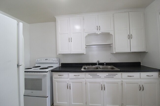 Building Photo - 4410 S Parkway Dr