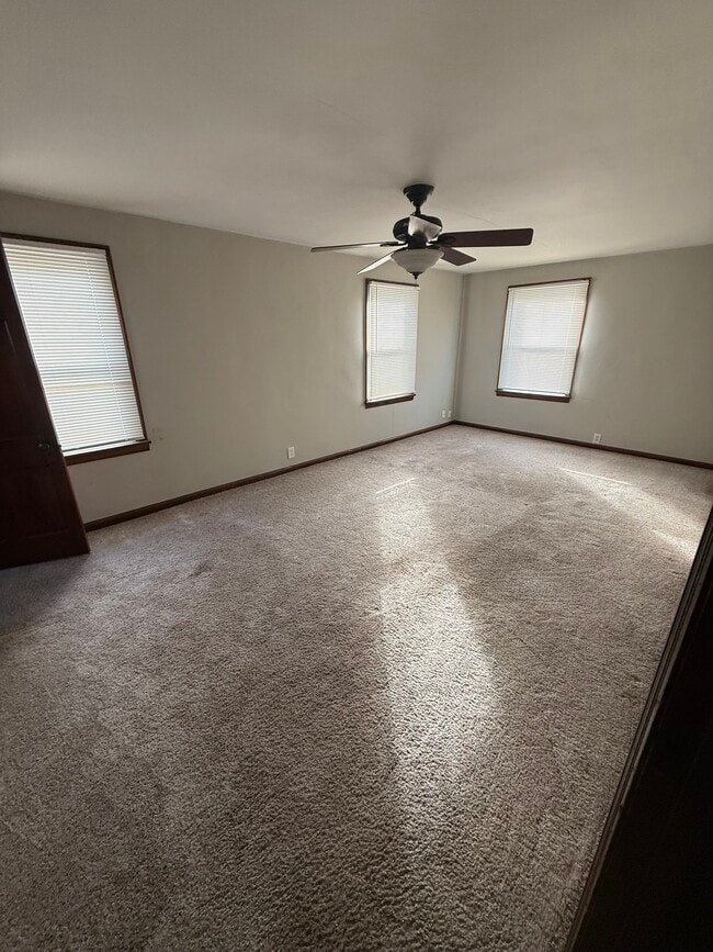 Building Photo - 2123 Linden Rd