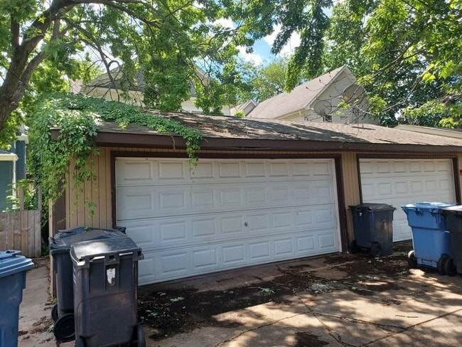 Building Photo - Beautifully Updated 4 BR/2 BA Upper-Level Duplex in Minneapolis with 2-Car Garage!