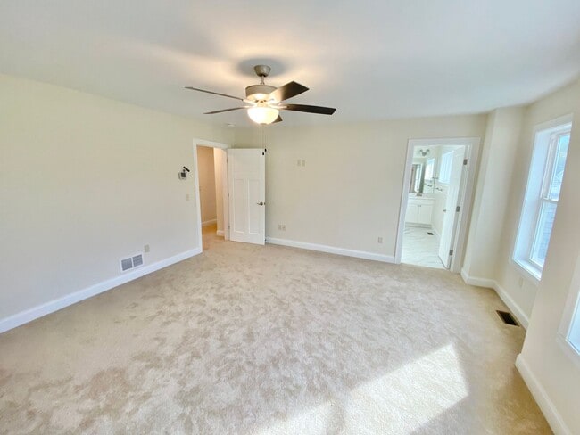Building Photo - 3 Bedroom Townhouse Essex Junction VT Avai...