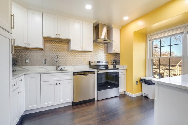 Building Photo - 3 Joyceton Terrace