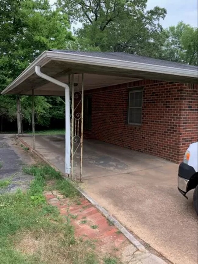 Building Photo - Spacious home in Florence, AL - Walking di...