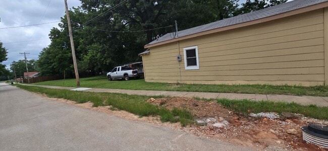 Building Photo - Cute 2 bedroom home near downtown