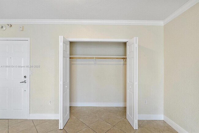 Building Photo - 10350 W Bay Harbor Dr