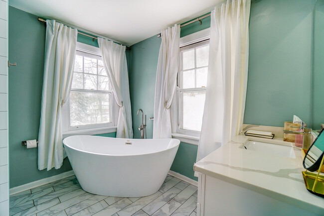 Primary Ensuite (2nd Floor) - 3930 Red Bud Ave