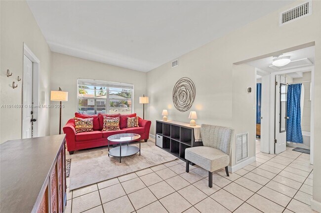 Building Photo - 1125 NE 5th Ave