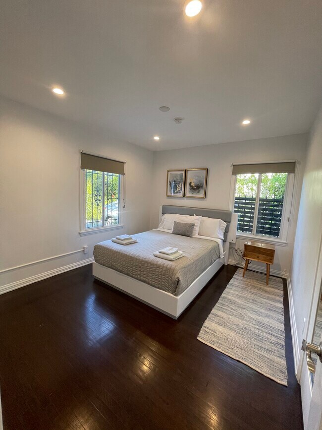 Building Photo - 432 N Gardner St