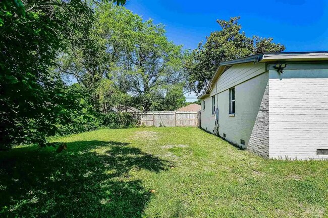 Building Photo - 394 Rosewood Dr