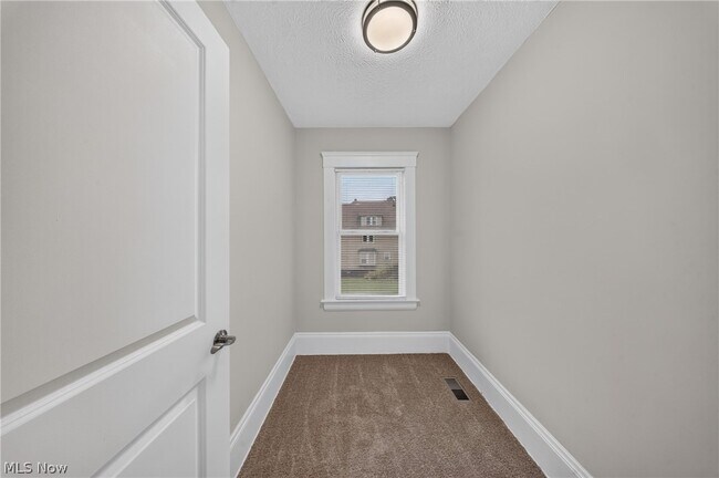Building Photo - 10524 Lee Ave
