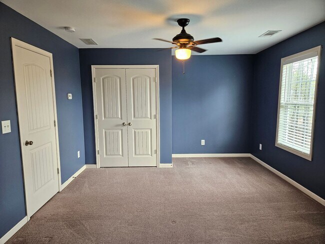 Building Photo - Rare 3 bedroom 2.5 bath home located in Dallas