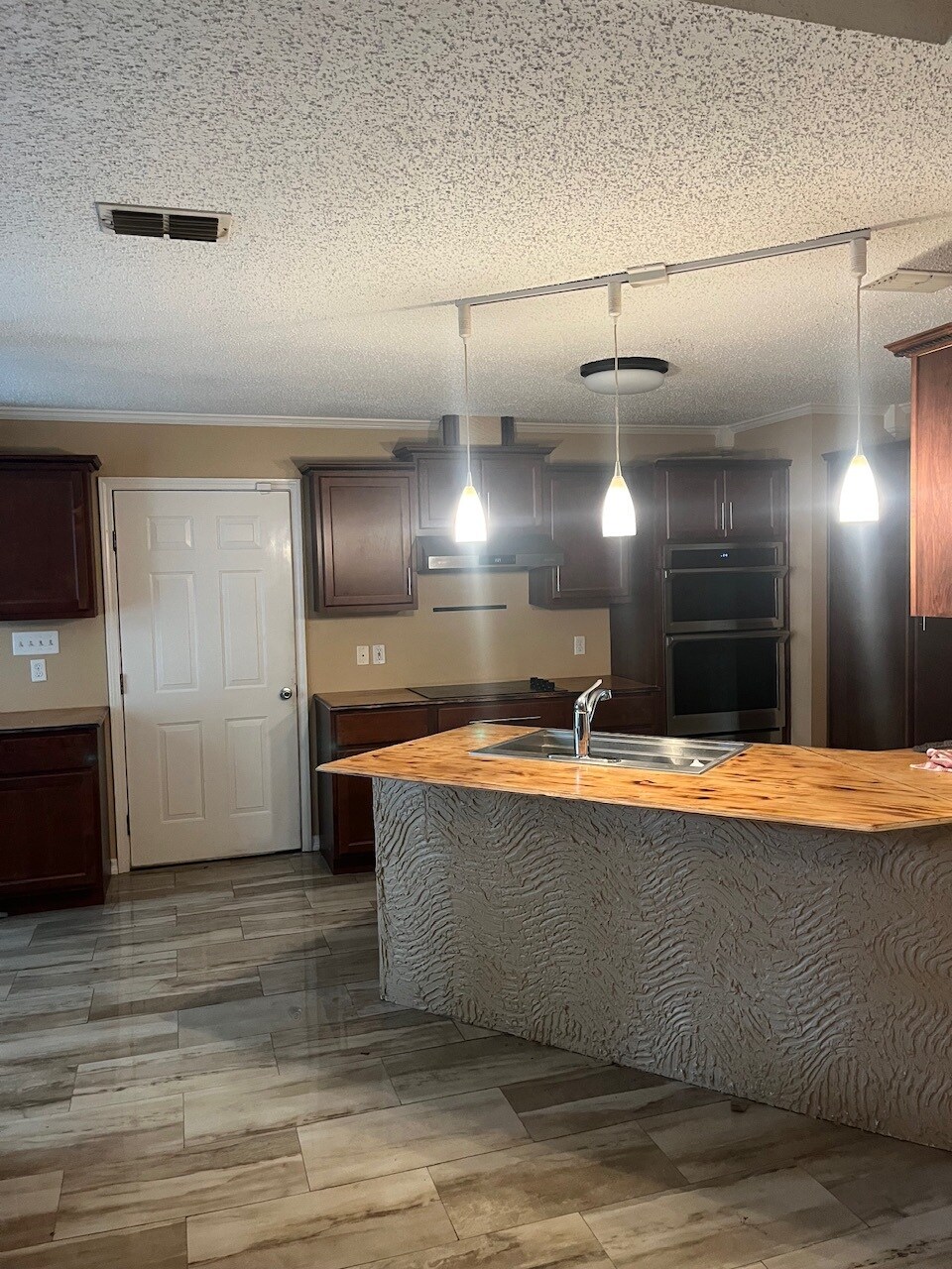 Building Photo - 15457 Woody Dr