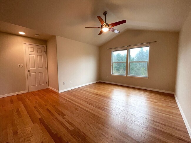 Building Photo - Gorgeous Townhouse in the Heart of Multnomah Village with Attached Garage, Outdoor Space