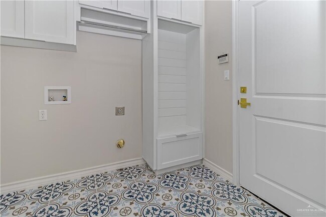 Building Photo - 20 E Sabinal Ave