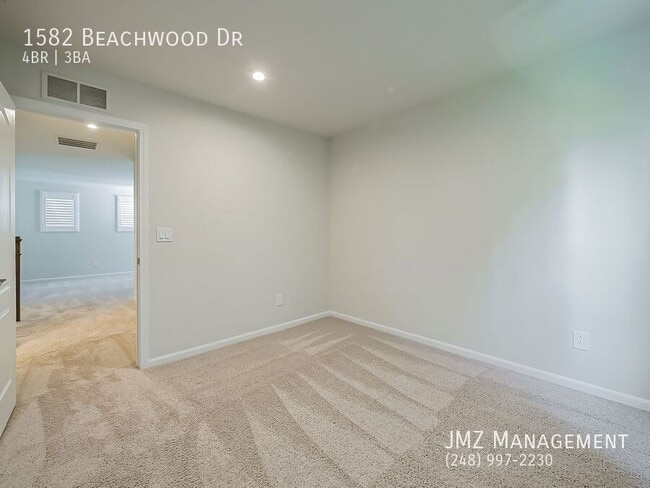 Building Photo - 1582 Beachwood Dr