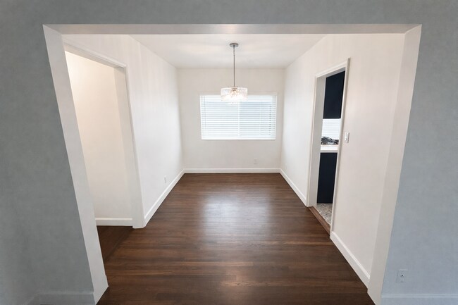 Building Photo - Remodeled 2BR in NoHo – Brand New Kitchen, 2 Parking Spaces, Walk to NoHo West Mall