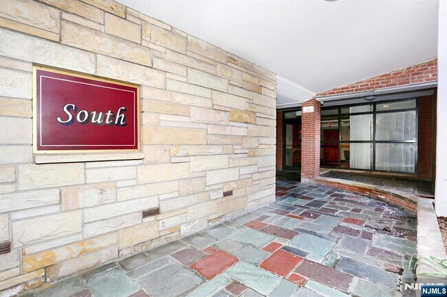 Building Photo - 208 Anderson St