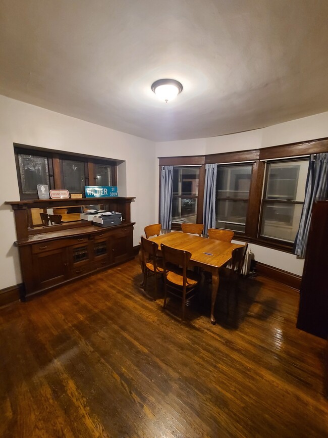 Dining Room - 399 Wilder St N