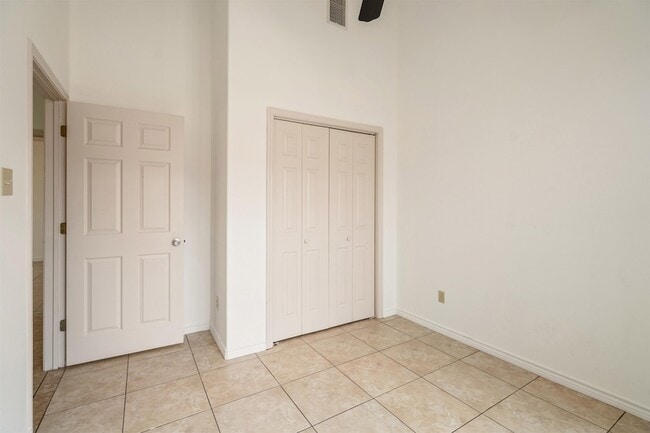 Building Photo - 302 Echo Valley Dr