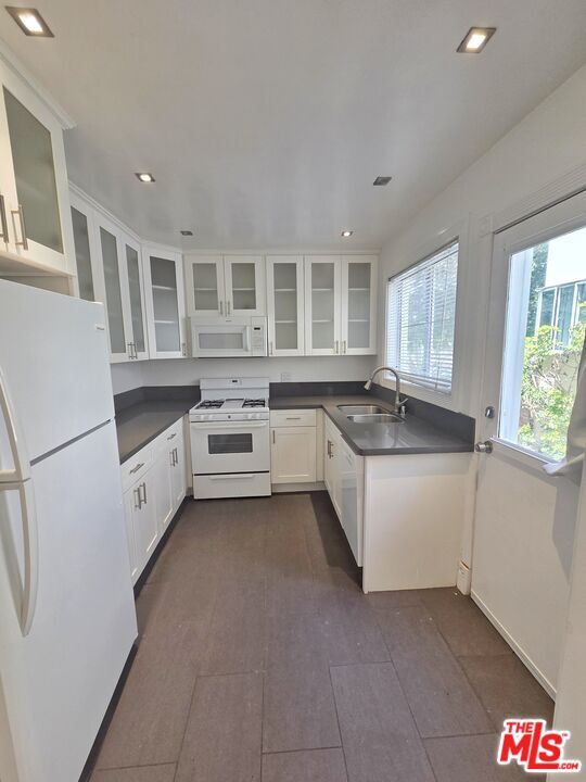 Building Photo - 142 San Vicente Blvd