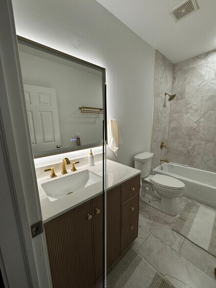 Building Photo - 453 N May St