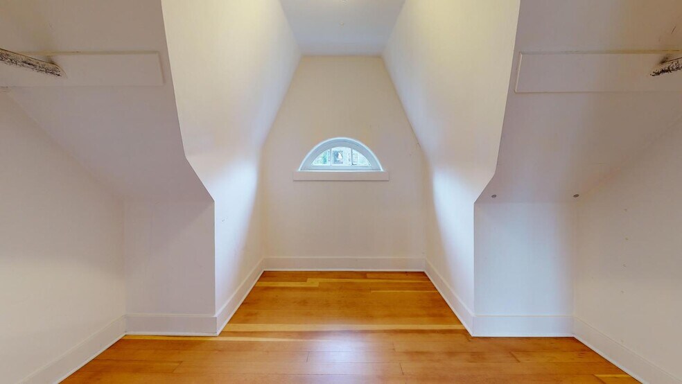 Building Photo - 812 W Bothwell St