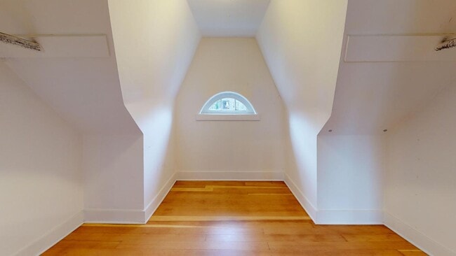 Building Photo - 812 W Bothwell St