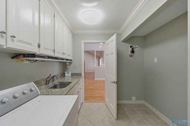 Building Photo - 815 Baylor Dr SE