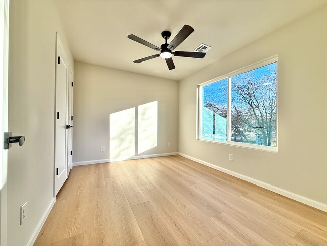 Building Photo - 2009 W Easton Ct