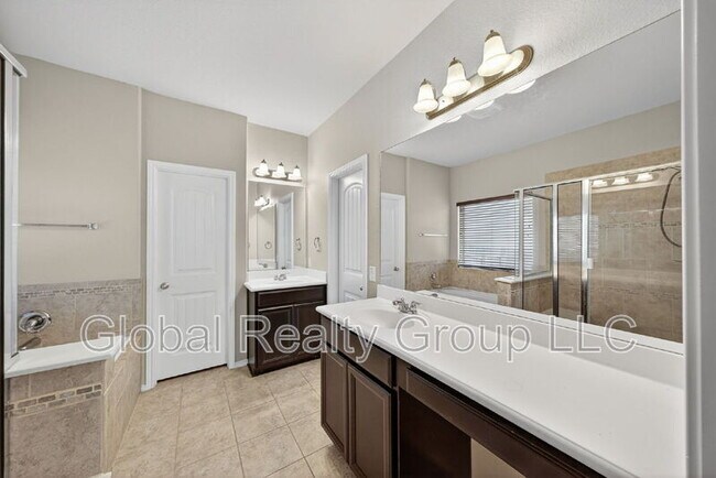 Building Photo - 10405 Macarthur Way