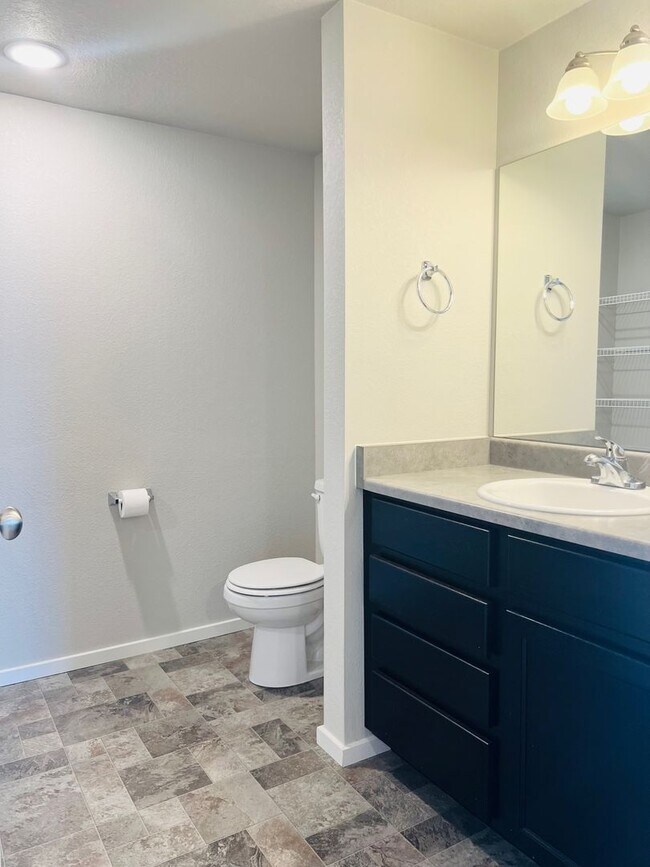 Building Photo - 2 bedroom, 1 bath condo located in Northwest Loveland, CO