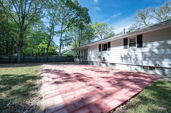 Building Photo - 557 Maple Rd