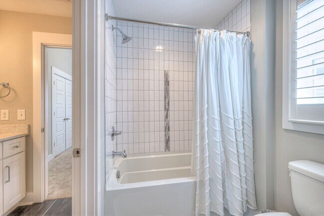 Building Photo - Luxurious 4BR Home Close to 12 South
