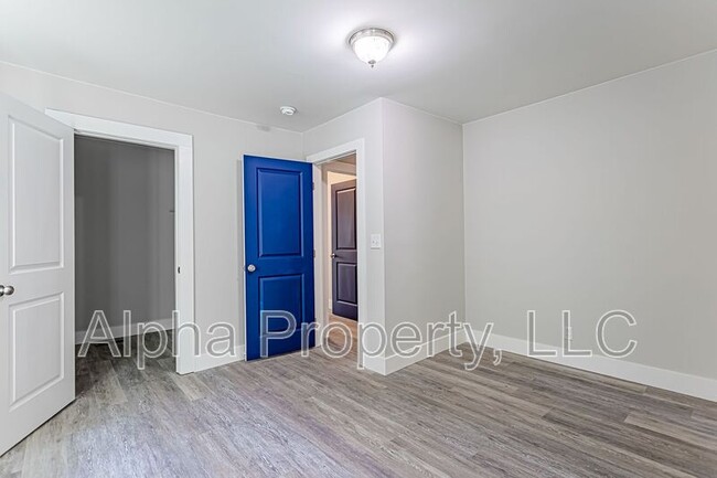 Building Photo - 741 Anderson Dr