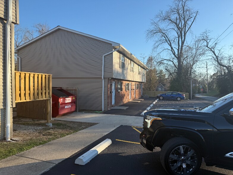 Building Photo - 1001 College Ave