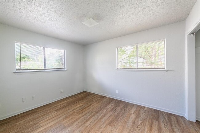 Building Photo - 5900 Glen Meadow Dr