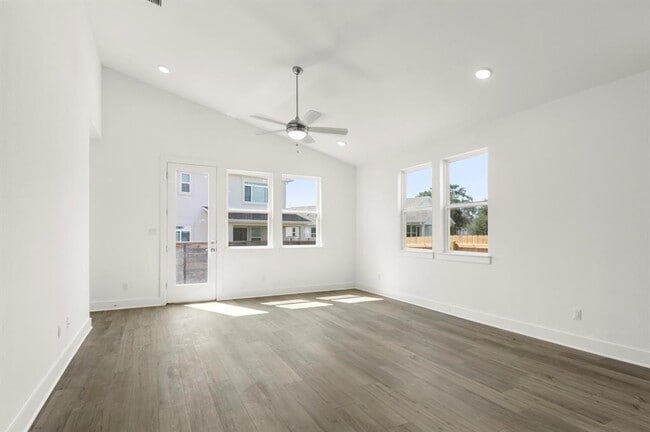 Building Photo - 1012 Yaupon Holly Dr