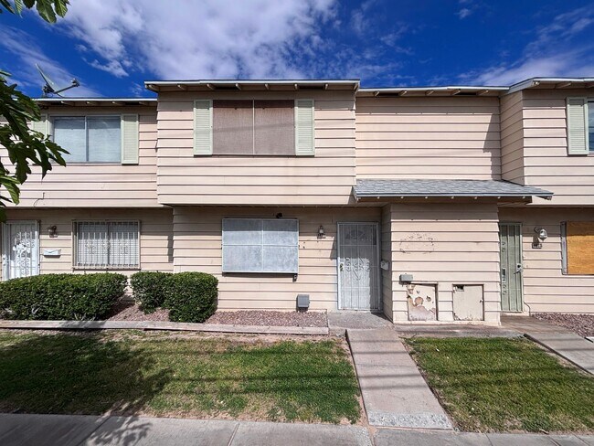 Building Photo - 3 Bedroom Townhouse with a 2 car garage and a middle courtyard area