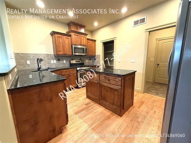 Building Photo - Luxurious 3-Bedroom, 3-Bath Townhouse with...