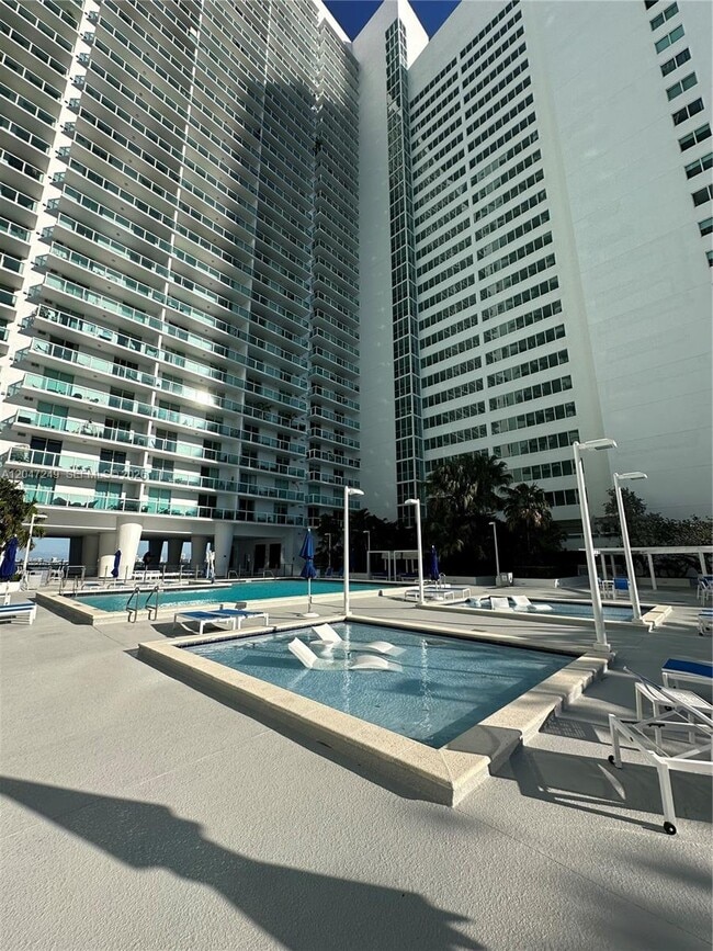 Building Photo - 1800 N Bayshore Dr