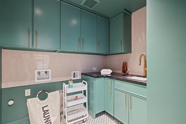 Building Photo - 5914 Cape Coral Dr