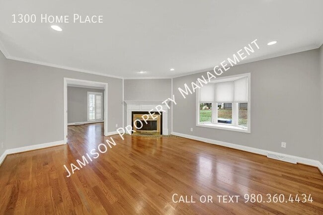 Building Photo - 1300 Home Pl