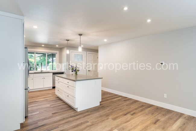 Building Photo - Beautifully fully remodeled Lake Oswego Du...